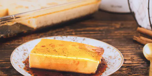 Cómo hacer leche asada. Postre tradicional en Chile y Perú muy similar al flan y sus ingredientes, pero distinta cocción. Receta deliciosa y muy fácil con paso a paso, vídeo y fotos.