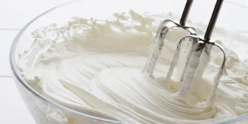 Cómo hacer nata montada o crema Chantilly. Receta fácil paso a paso con vídeo. Trucos, consejos y tipos de nata para que te salga perfecta.