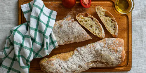 Cómo hacer pan de chapata fácil y sin amasado. Receta que os dará para dos chapatas rústicas, de corteza crujiente y miga llena de alveolos, con mucho sabor. Paso a paso con fotos y consejos.