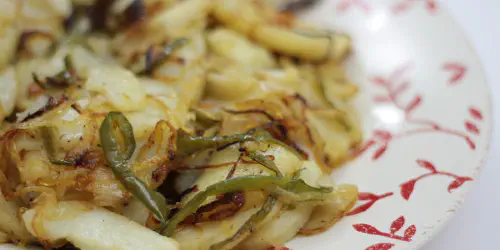 Cómo hacer patatas panadera. Una de las guarniciones clásicas para casi cualquier tipo de carne o pescado. Receta fácil paso a paso con vídeo y consejos.