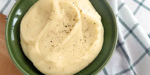 Cómo preparar un delicioso puré de patatas casero. Receta muy sencilla pero con sus trucos para que nos servirá de base para la elaboración de otras recetas.