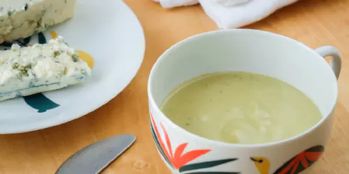 Cómo hacer salsa de queso de una forma fácil y rápida. Receta de una de las salsa de queso más famosas, queso azul, perfecta para acompañar recetas de carne y pescado. Paso a paso con fotos, vídeo y consejos.