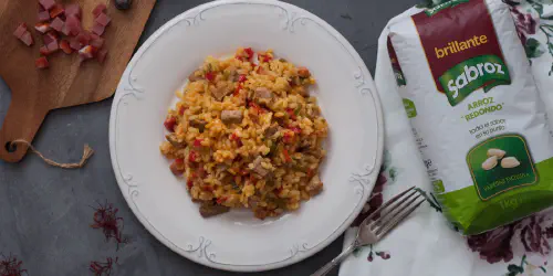 Cómo hacer un arroz con ibéricos y verduras. Receta de un arroz muy sencillo, lleno del sabor del mejor ibérico y la frescura de las verduras. Paso a paso con fotos y consejos.