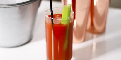 Cómo preparar un auténtico Bloody Mary. El cóctel con zumo de tomate y tabasco más famosos. Ideal por la mañana, con poder reanimante y refrescante.