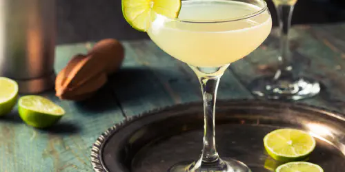 Cómo hacer un Daiquiri. Este es uno de mis cocteles favoritos, ron blanco, lima y sirope de azúcar. Una combinación perfecta para disfrutar como en Cuba.