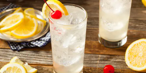 Cómo hacer un Tom Collins. Un cóctel preparado con una base de ginebra que deriva del popular Gin Sour. Bebida perfecta para el calor por su refrescante sabor.