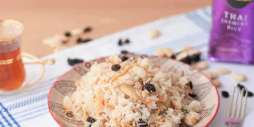 Cómo preparar el famoso arroz al estilo árabe tan famoso en la cocina peruana. Un arroz con un toque dulce que acompaña en la navidad peruana.