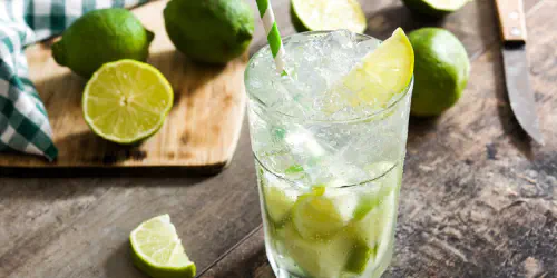 Cómo hacer caipirinha o caipiriña, el cóctel más popular de Brasil. Preparación paso a paso y con vídeo para hacer la auténtica caipiriña brasileña.