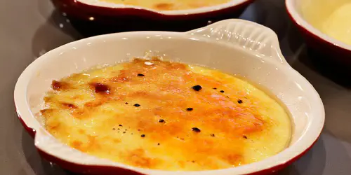 Cómo preparar crema catalana o quemada. Postre tradicional en Cataluña. Una receta de crema pastelera con base en yema de huevo con una capa de caramelo.