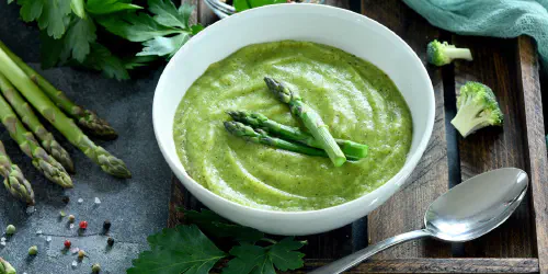 Cómo hacer una crema de verduras deliciosa preparada con espinacas, espárragos, puerro y patata. Crema sana, equilibrada, con pocas calorías y mucho sabor.