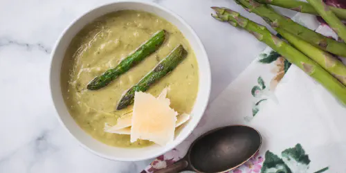 Cómo hacer crema de espárragos trigueros. Receta de una crema de verduras sana, barata y muy apetitosa. Perfecta para una cena rápida y sencilla. Paso a paso con consejos y trucos.