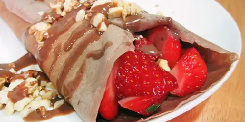 Estos crepes o filloas de chocolate acompañas con fresas son un postre típico de la cocina gallega y del Carnaval o Entroido. Preparación paso a paso, fotografías y trucos.