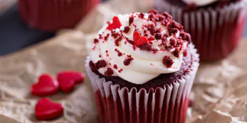 Cómo hacer unos deliciosos cupcakes de San Valentín. Una sencilla receta tipo Red Velvet para sorprender a tu pareja en el día de los enamorados. Sencillos y deliciosos.