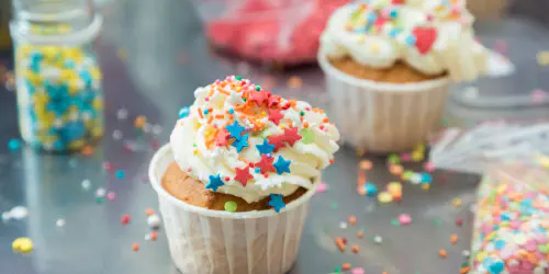 Increíbles cupcakes de carnaval. Una receta muy sencilla y deliciosa para triunfar en carnaval con amigos y familia. Paso a paso y con fotos.