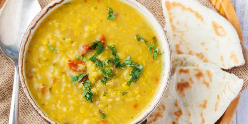 Cómo preparar un Dahl o curry de lentejas rojas. Receta de uno de los platos más famosos de la cocina vegetariana y de la alimentación en la India.