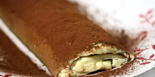 ¿Os gusta el brazo de gitano? ¿Y el tiramisú? Pues el postre de hoy os va a encantar, fusiona las dos recetas en una, una suave crema con un bizcocho con sabor a café enrollado.