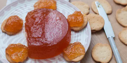 Cómo hacer dulce de manzana. Un postre muy similar al membrillo pero con la manzana como protagonista. Un dulce tradicional y sabroso, perfecto para todo el año.