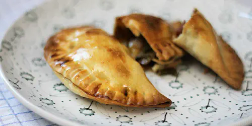 Cómo hacer empanadillas rellenas de verduras. Receta de empanadillas al horno, saludables, fáciles, rápidas y baratas. Paso a paso con fotos, vídeo y consejos.