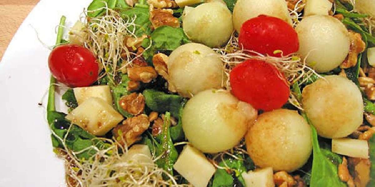 Receta de Ensalada de brotes de espinacas, melón, germinados y frutos secos