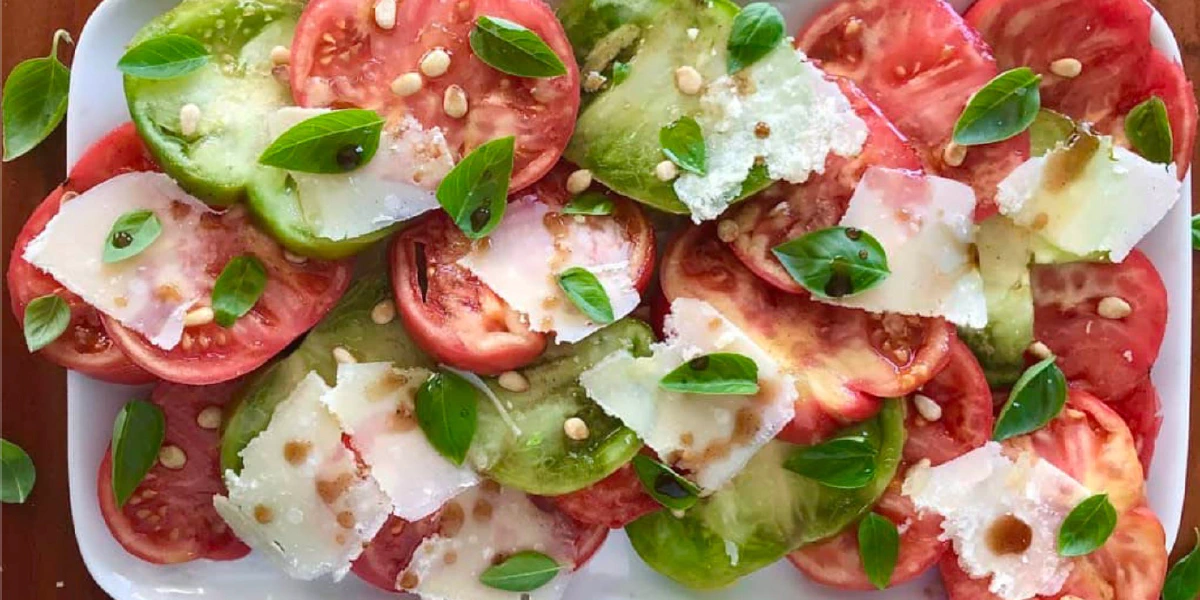 Receta de Ensalada de tomates con parmesano y pesto