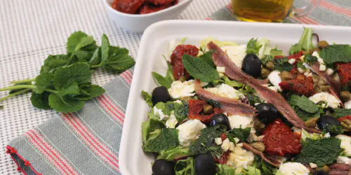 Cómo hacer ensalada mediterránea. Una sencilla pero exquisita receta con la que sorprender y diferenciarte de las tradicionales ensaladas.