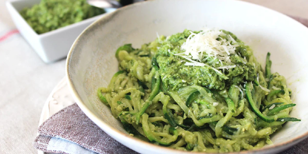 Receta de Espaguetis de calabacín con pesto genovés. Receta vegetariana y saludable