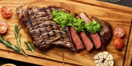 Cómo preparar un asado argentino con vacío de ternera. Una de sus cortes más apreciados, a la barbacoa mucho mejor con abundante salsa chimichurri.