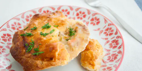 Cómo preparar unas vieiras rellenas. Una receta de marisco fácil y perfecta para Navidad. Con una capa crujiente de hojaldre y relleno sabroso a mar.